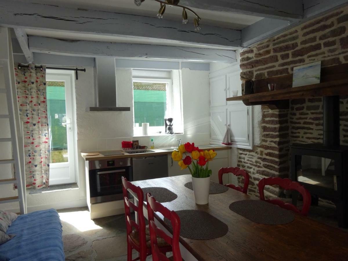 La Cour Du Bourg Guest House Saint-Jean-des-Champs Luaran gambar